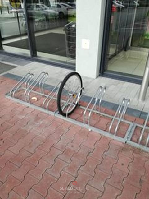 obr. 2B - nebezpečné je zamykanie len o koleso. Zlodej vie demontovať koleso a ukradne bicykel bez kolesa