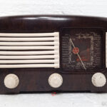 TESLA Talisman 306-U – Bakelitový elektronkový radiopřijímač
